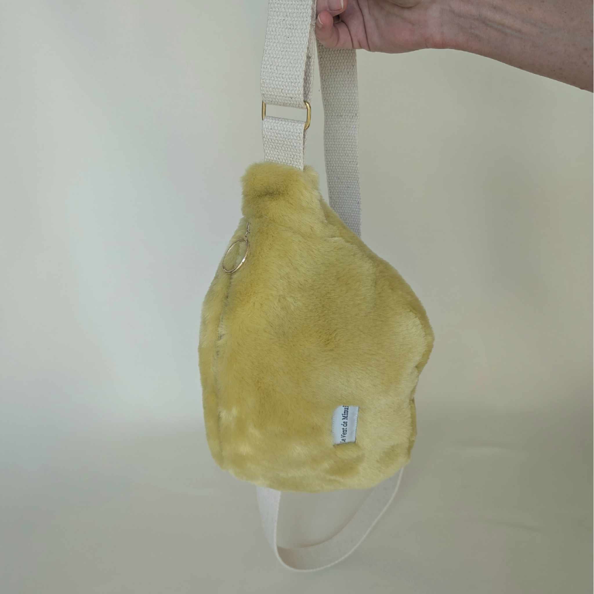 Banane en fausse fourrure jaune doré