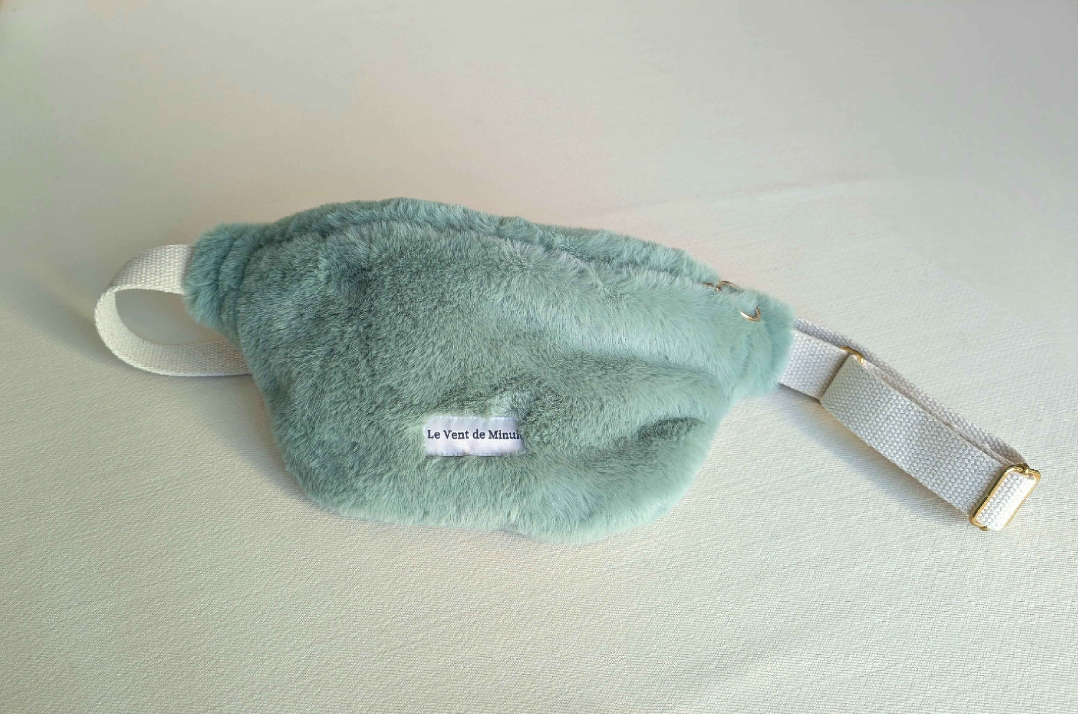 Banane en fausse fourrure vert clair