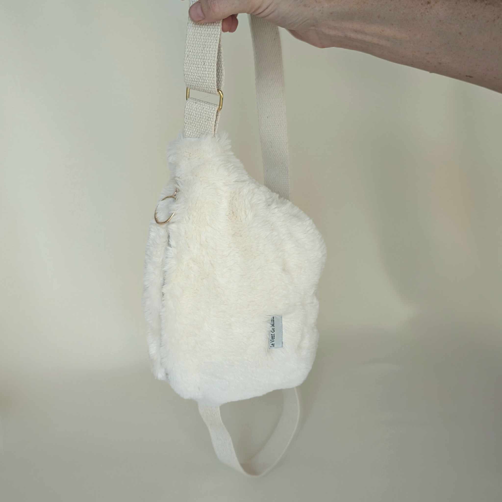 Banane en fausse fourrure blanche