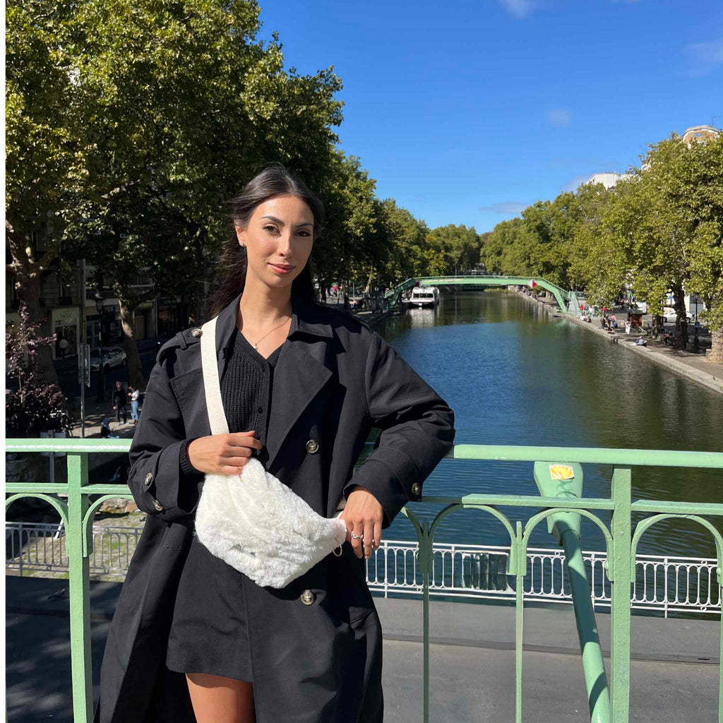 Banane en fausse fourrure blanche