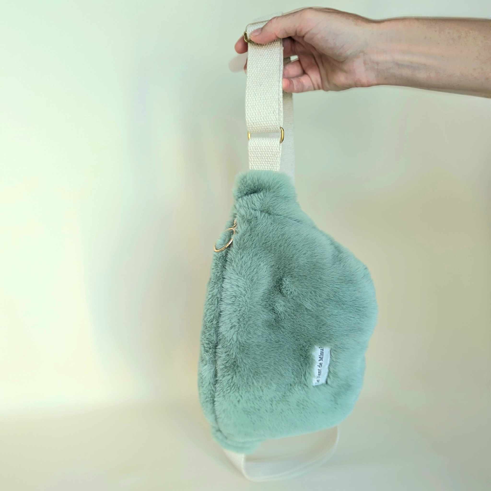 Banane en fausse fourrure vert clair